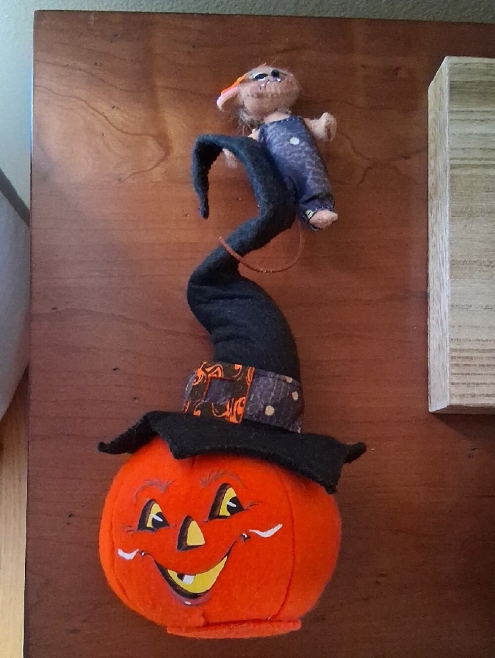 Annalee 2021 Halloween Pumpkin with Witch Hat and Mouse Accent - Orange - Picture 6 of 10